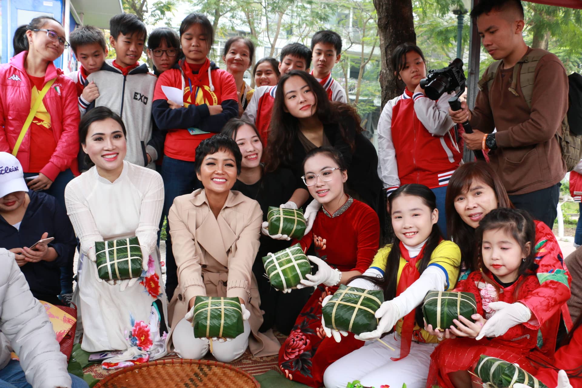 Ngôi sao - Hoa hậu H’Hen Niê chia sẻ cảm xúc khi lần đầu được gói bánh chưng (Hình 5).