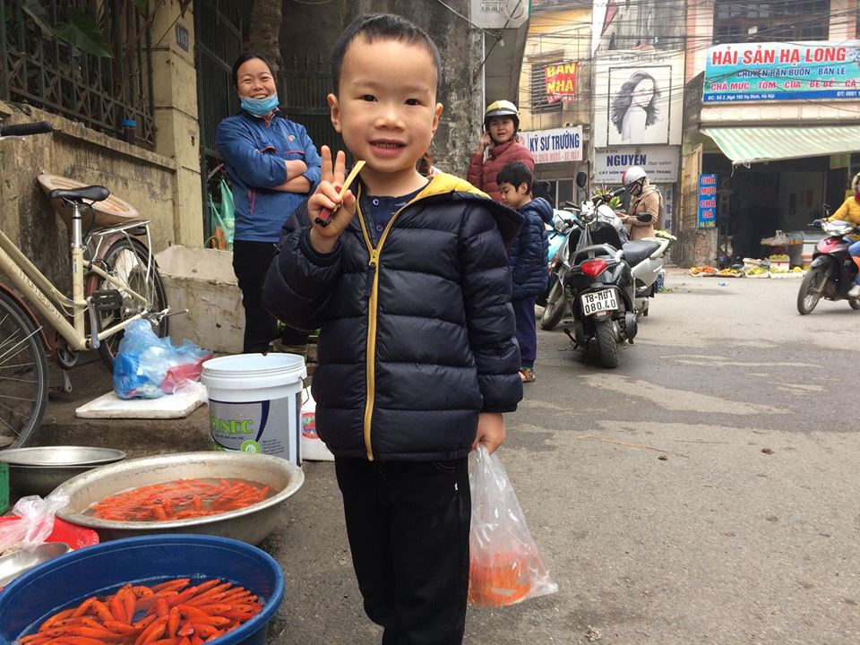 Văn hoá - Giá cá chép giảm mạnh, dân Thủ đô tất bật cúng Táo quân sớm (Hình 4).