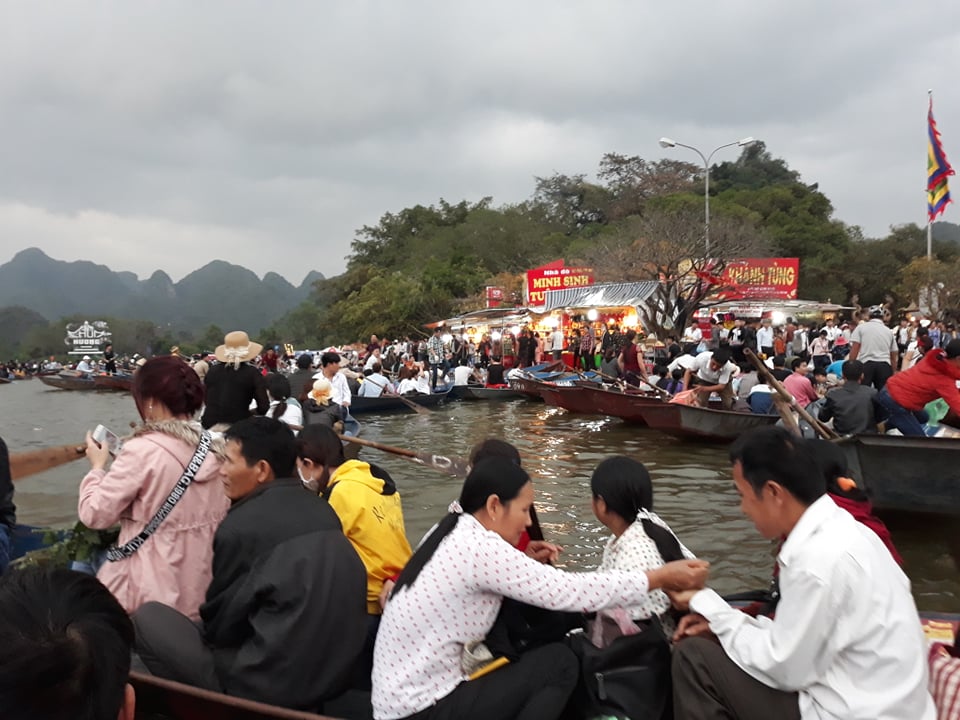 Văn hoá - Lễ hội chùa Hương kẹt cứng ngày đầu khai hội