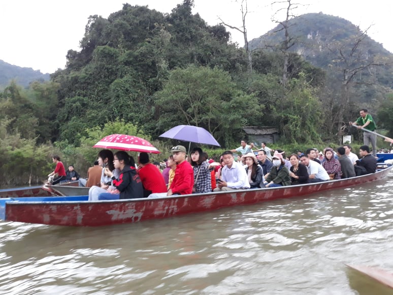 Văn hoá - Chông chênh thuyền chở khách không phao ở lễ hội chùa Hương (Hình 2).