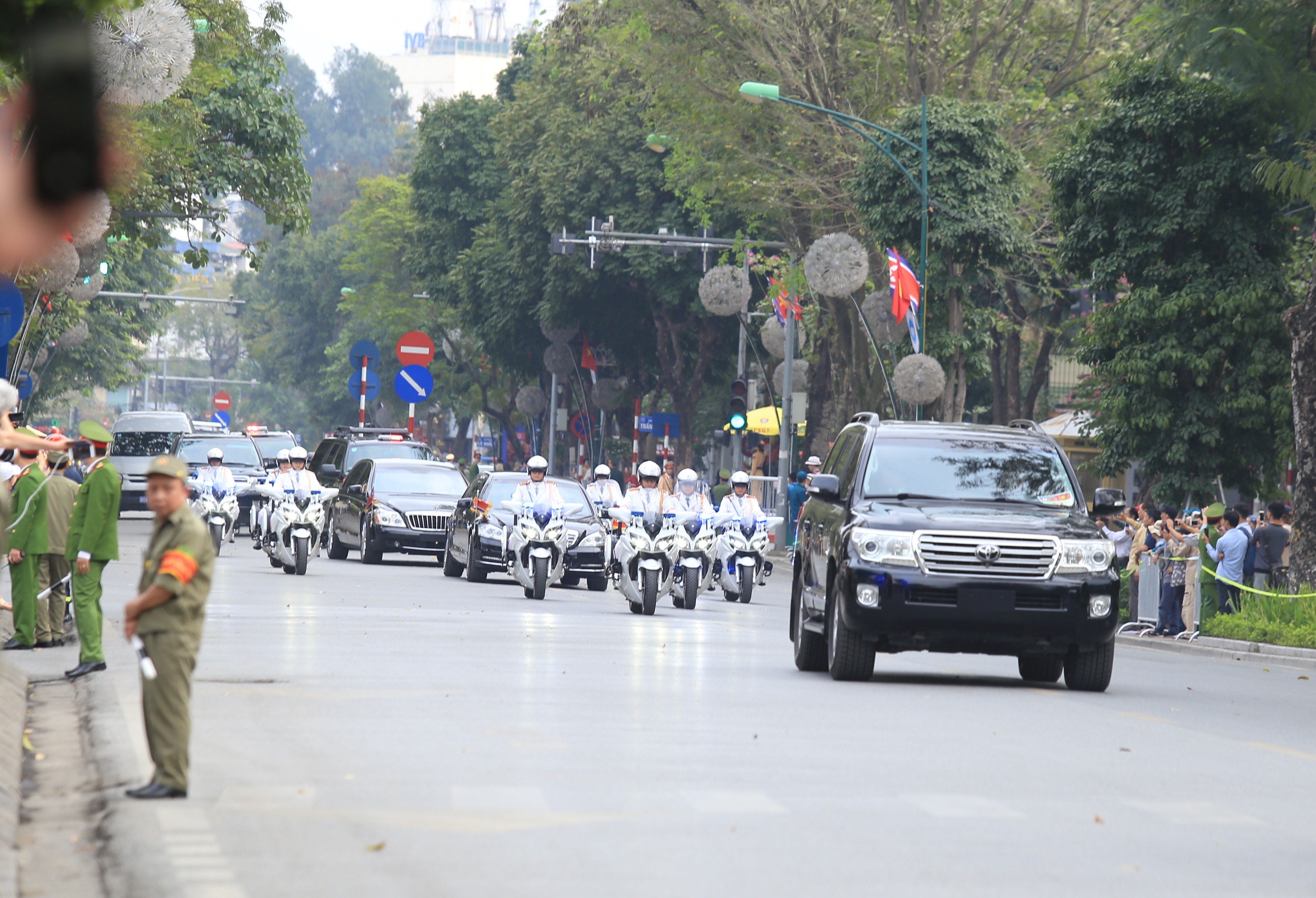 Tin nhanh - Cận cảnh đoàn xe của ông Kim Jong-un thăm chính thức Việt Nam (Hình 4).