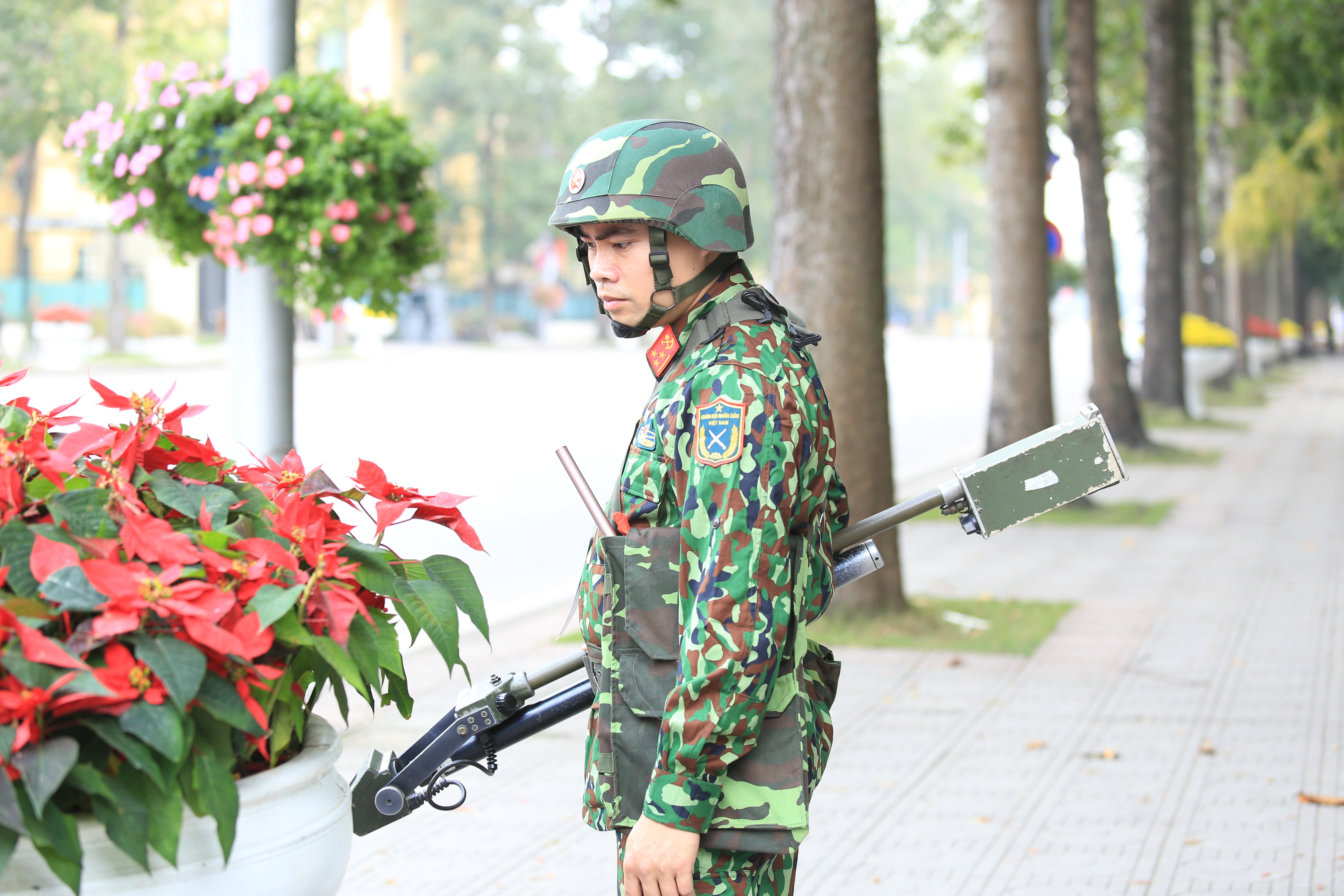 Tin nhanh -  An ninh thắt  trước giờ đón ông Kim Jong-un tới Phủ Chủ tịch (Hình 3).