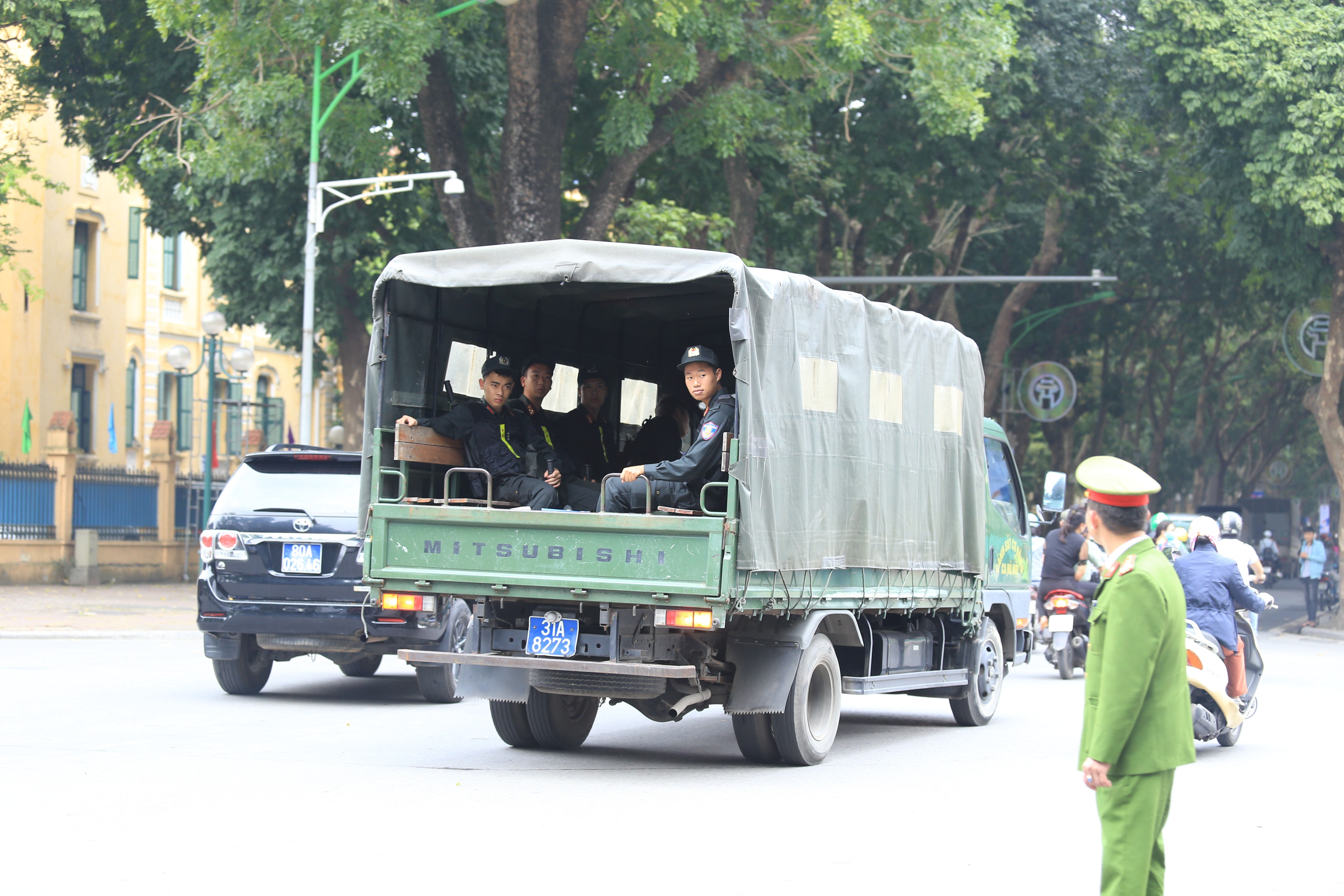 Tin nhanh -  An ninh thắt  trước giờ đón ông Kim Jong-un tới Phủ Chủ tịch (Hình 4).