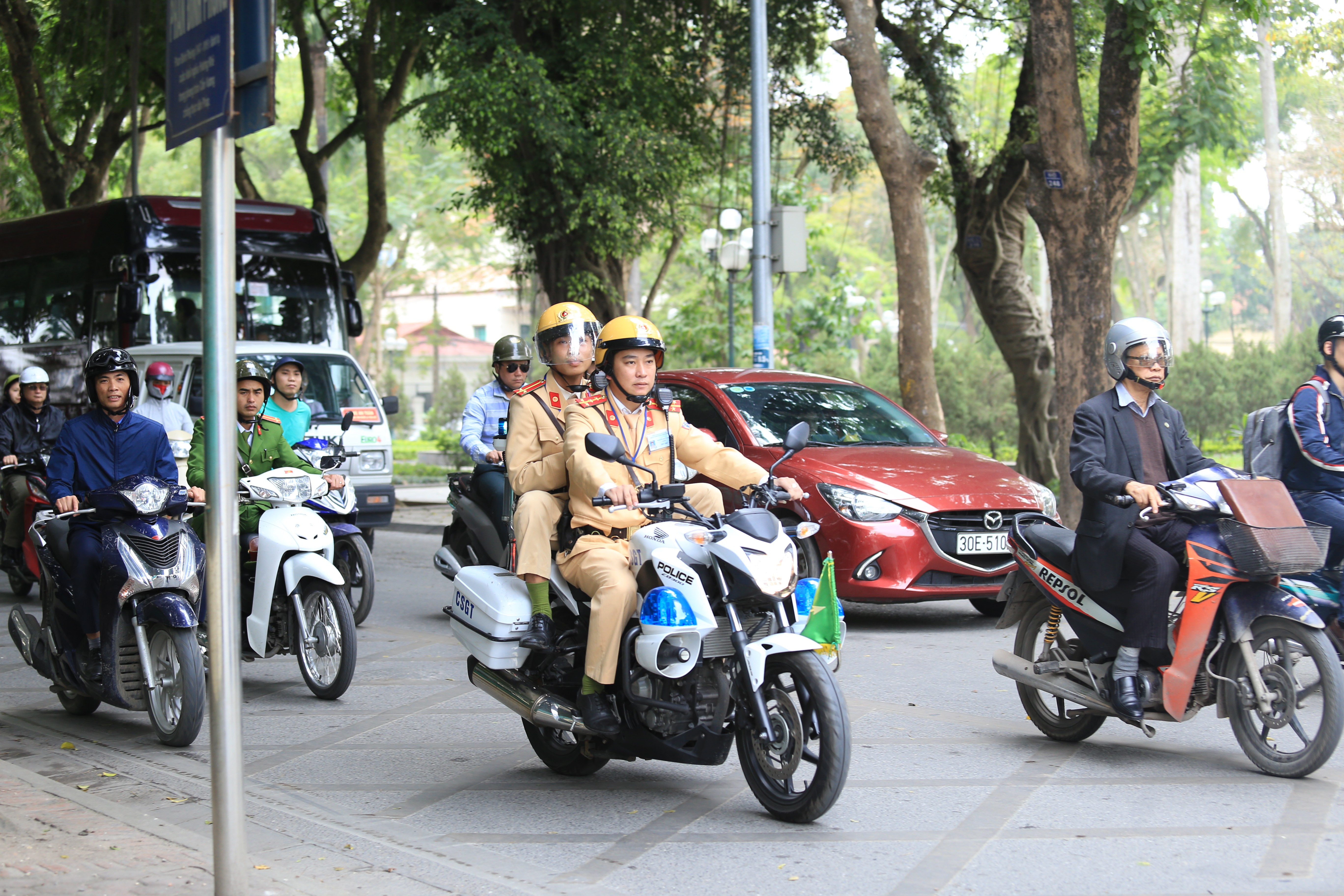 Tin nhanh -  An ninh thắt  trước giờ đón ông Kim Jong-un tới Phủ Chủ tịch (Hình 6).