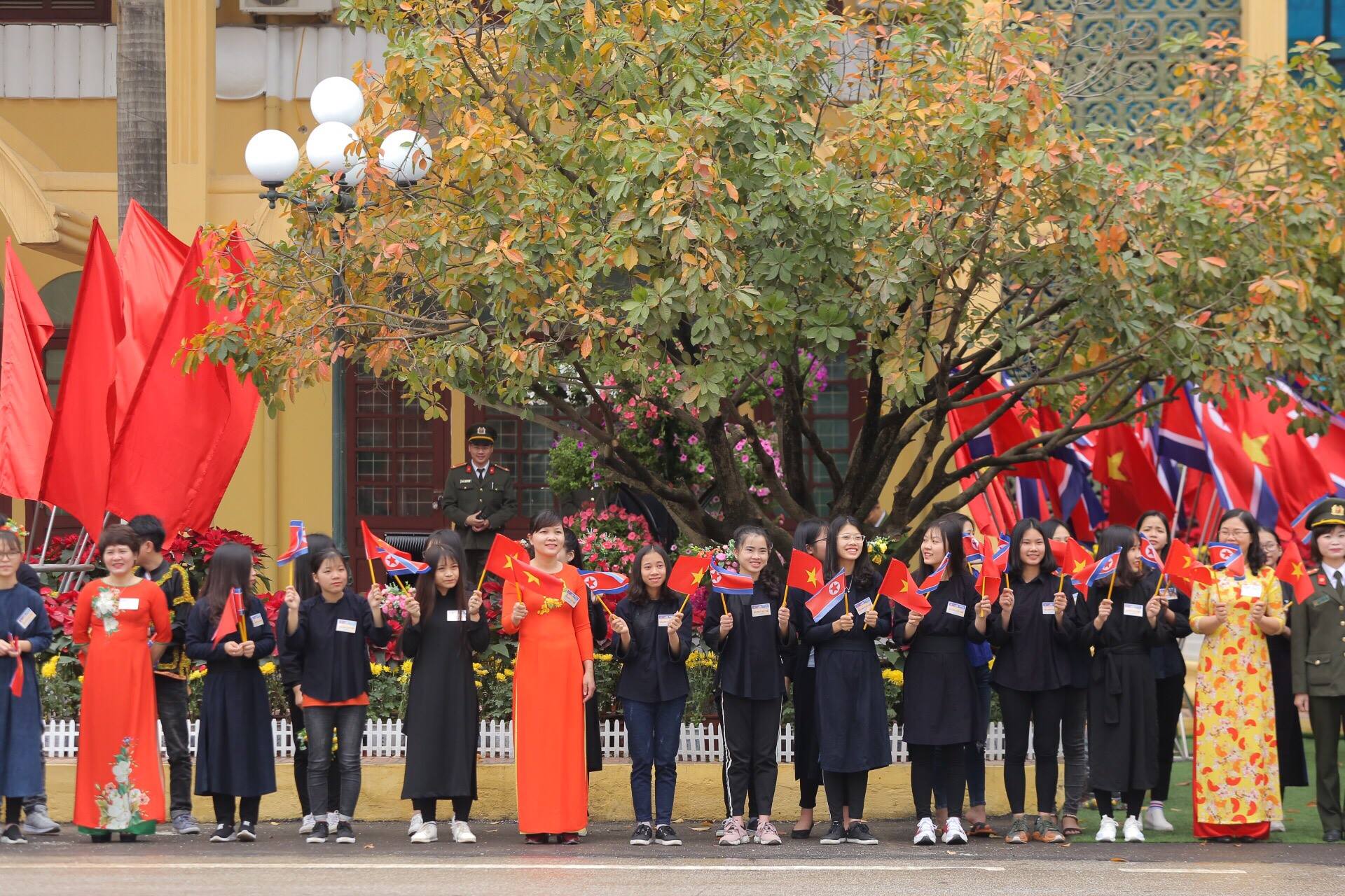 Tin nhanh - Ông Kim Jong-un vẫy tay chào người dân Việt Nam tại ga Đồng Đăng khi về nước (Hình 2).