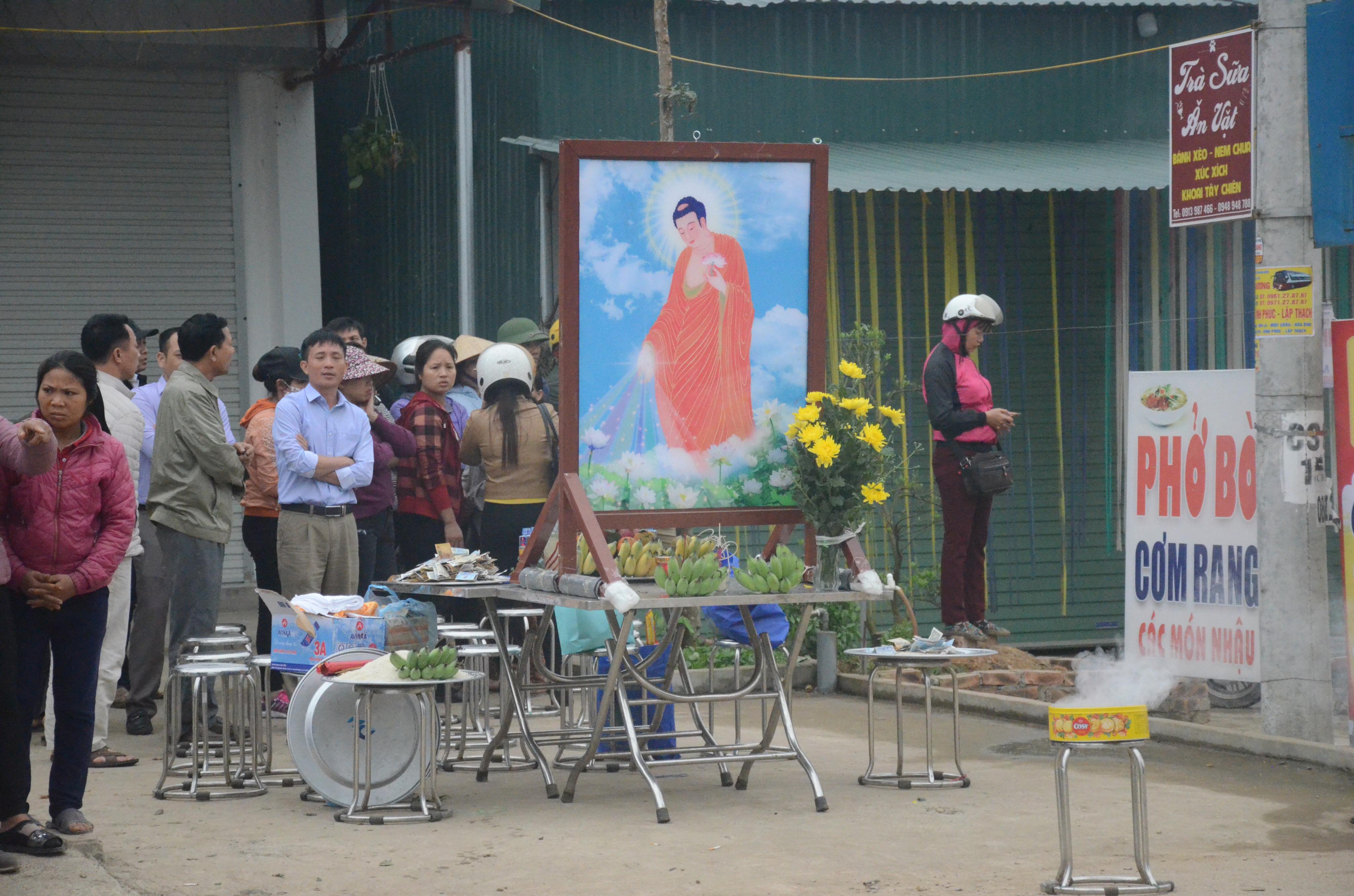 Tin nhanh - Hiện trường vụ xe khách đâm vào đoàn đưa tang khiến 7 người tử vong tại Vĩnh Phúc (Hình 2).