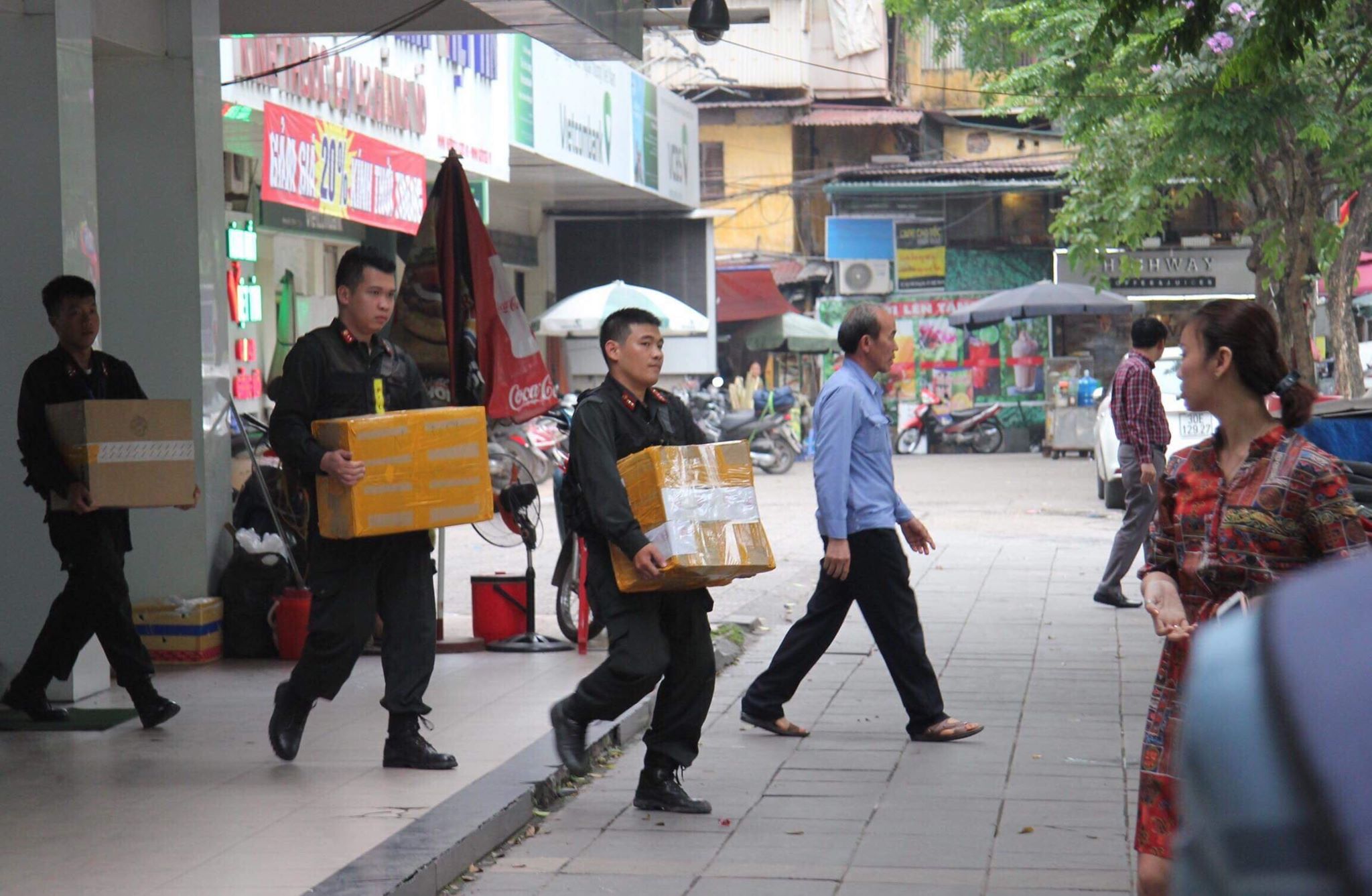 An ninh - Hình sự - Chùm ảnh: Hàng loạt cửa hàng Nhật Cường Mobile 'cửa đóng, then cài' sau khi bị công án khám xét (Hình 6).