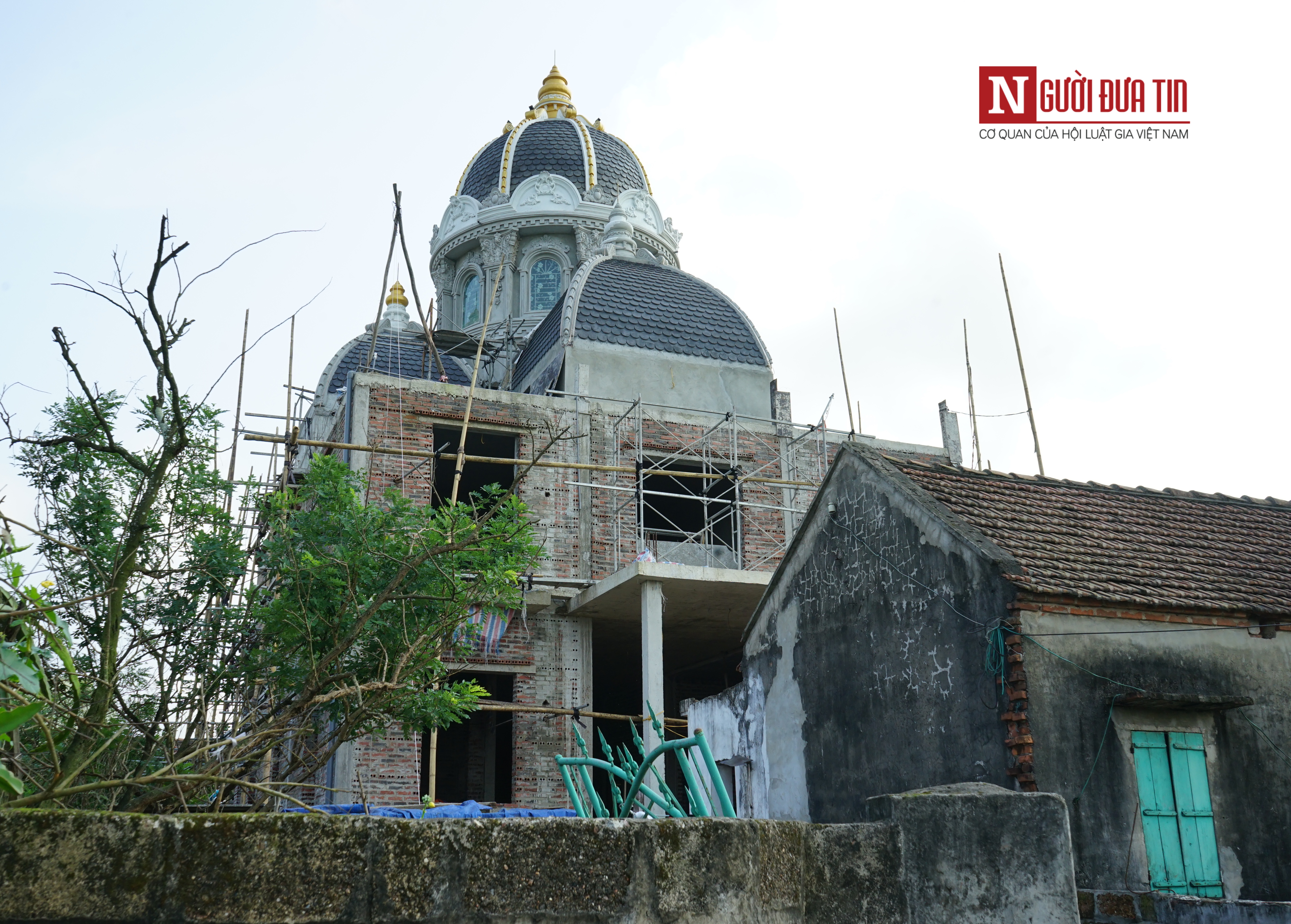 Tin nhanh - Choáng ngợp những lâu đài dát vàng nguy nga bên đồng lúa ở Nam Định (Hình 12).