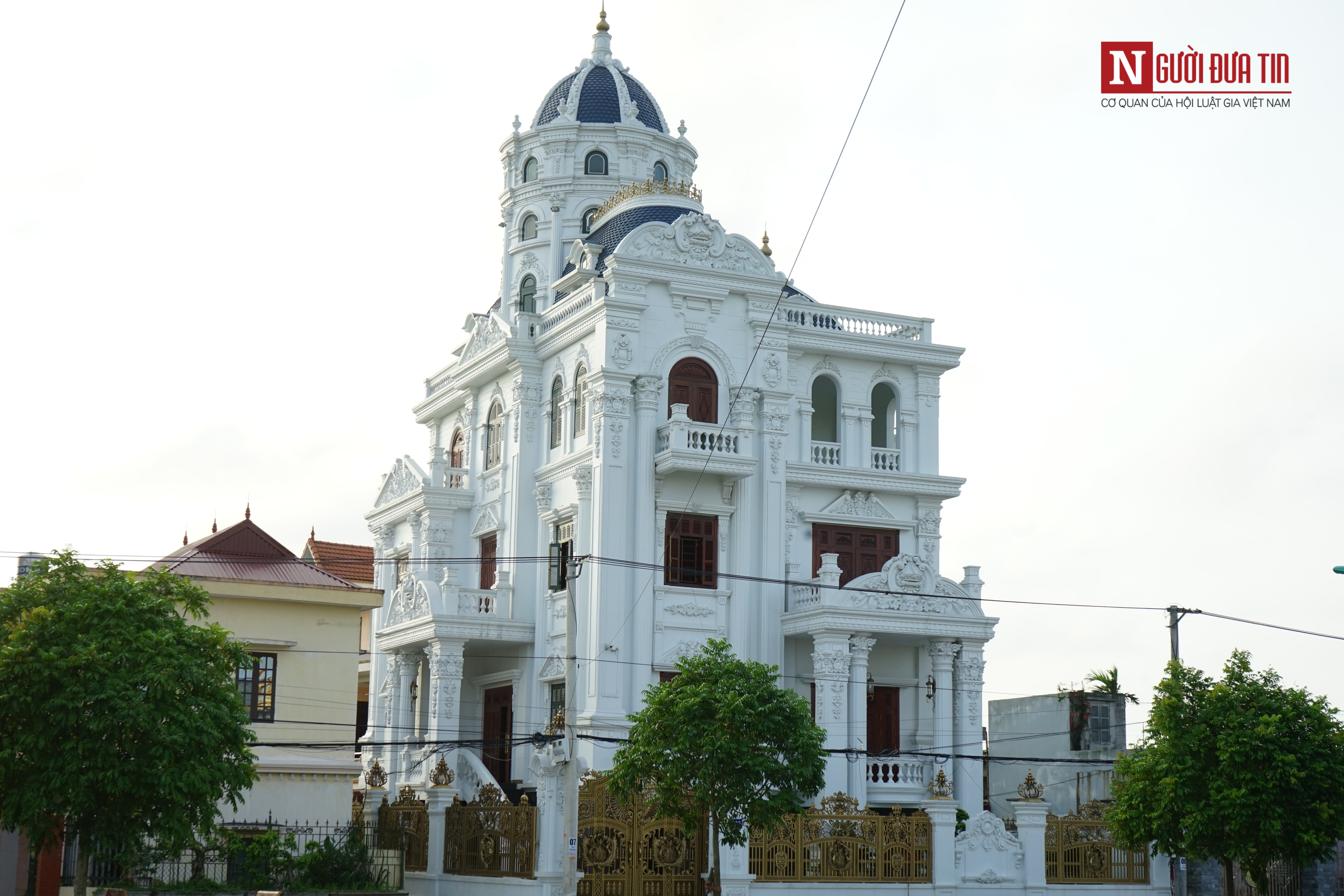 Tin nhanh - Choáng ngợp những lâu đài dát vàng nguy nga bên đồng lúa ở Nam Định (Hình 10).