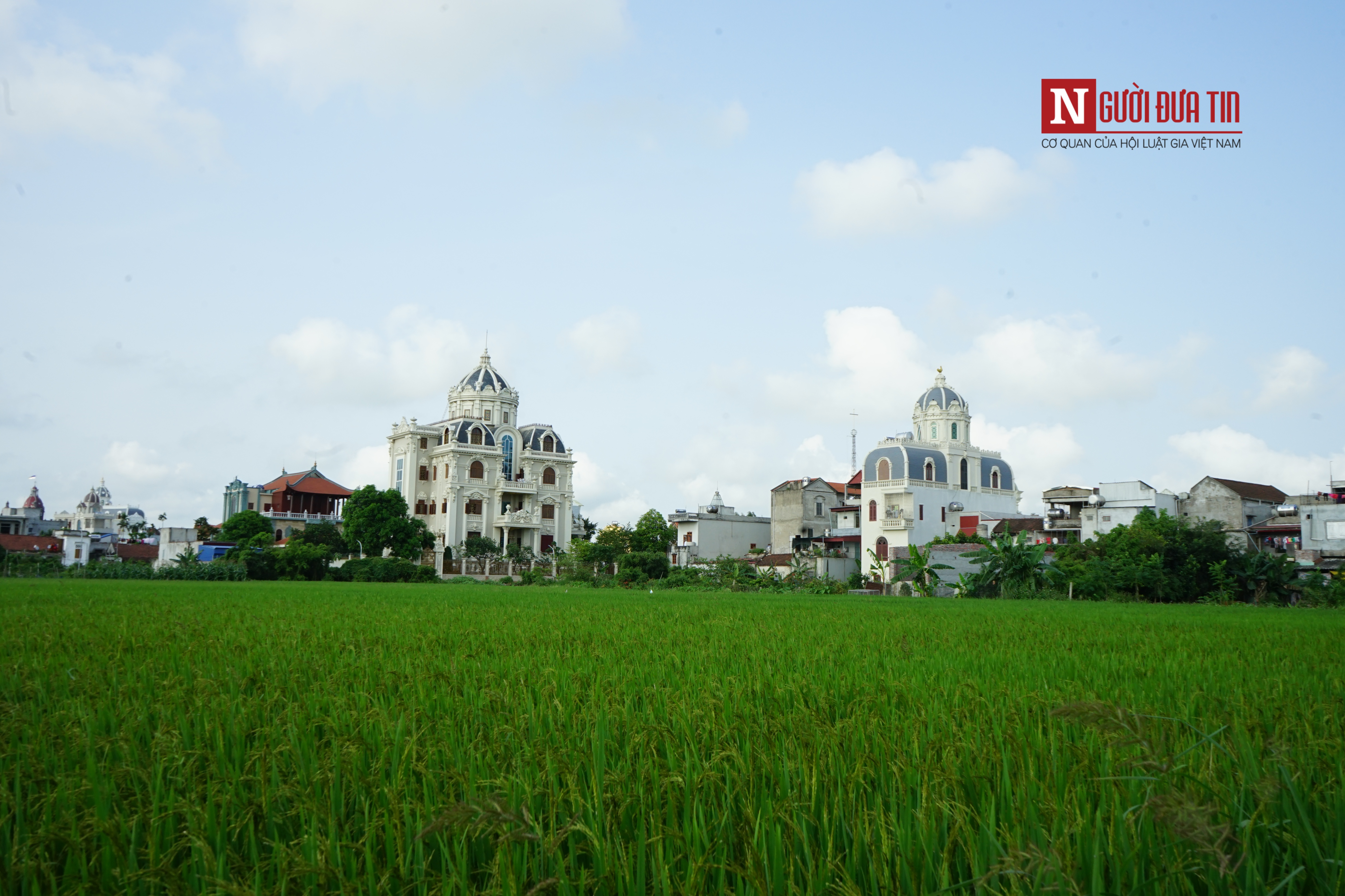 Tin nhanh - Choáng ngợp những lâu đài dát vàng nguy nga bên đồng lúa ở Nam Định