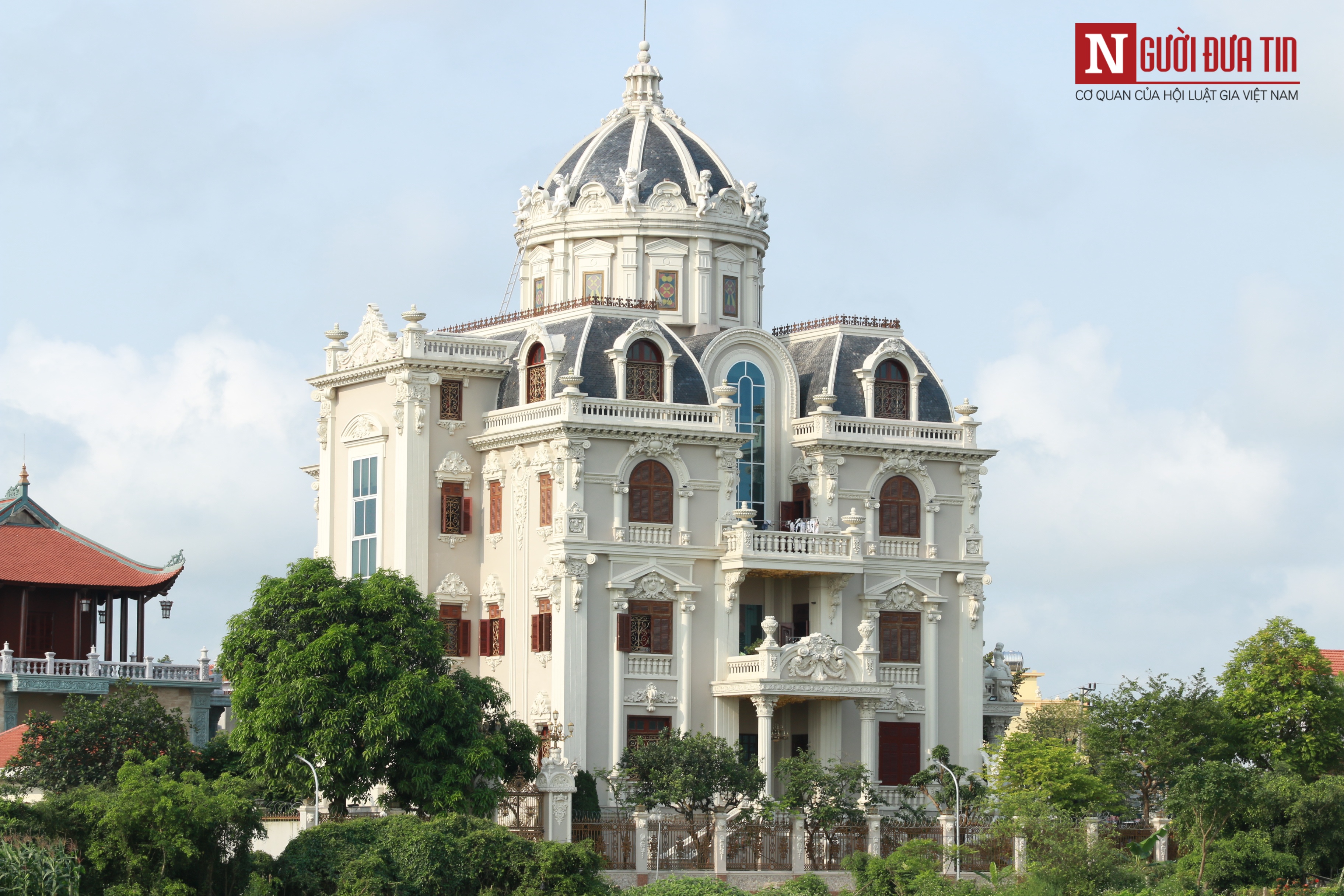 Tin nhanh - Choáng ngợp những lâu đài dát vàng nguy nga bên đồng lúa ở Nam Định (Hình 2).