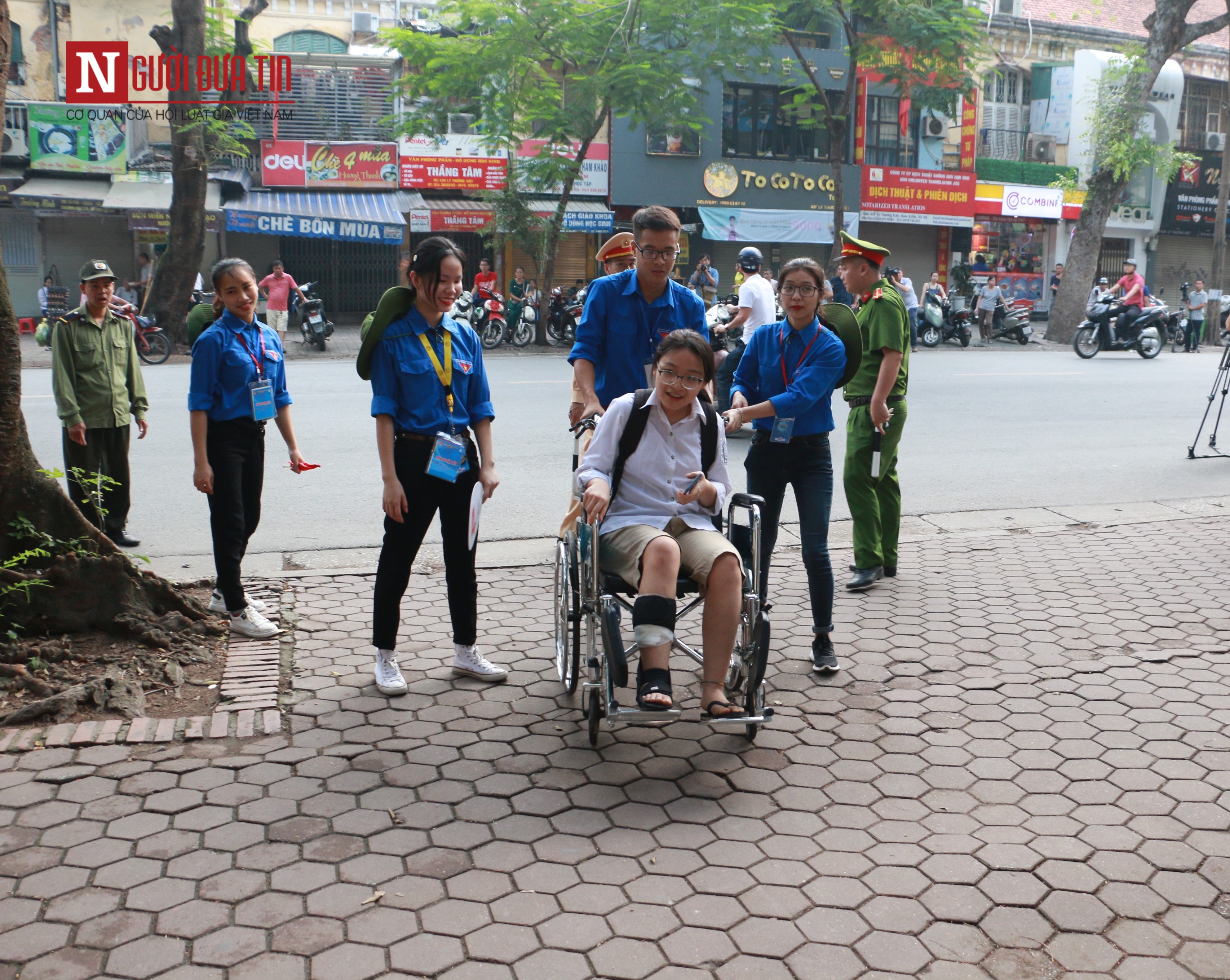 Giáo dục - Hà Nội: Tai nạn trước ngày thi, nữ sinh ngồi xe lăn dự thi THPT Quốc gia 2019 (Hình 3).