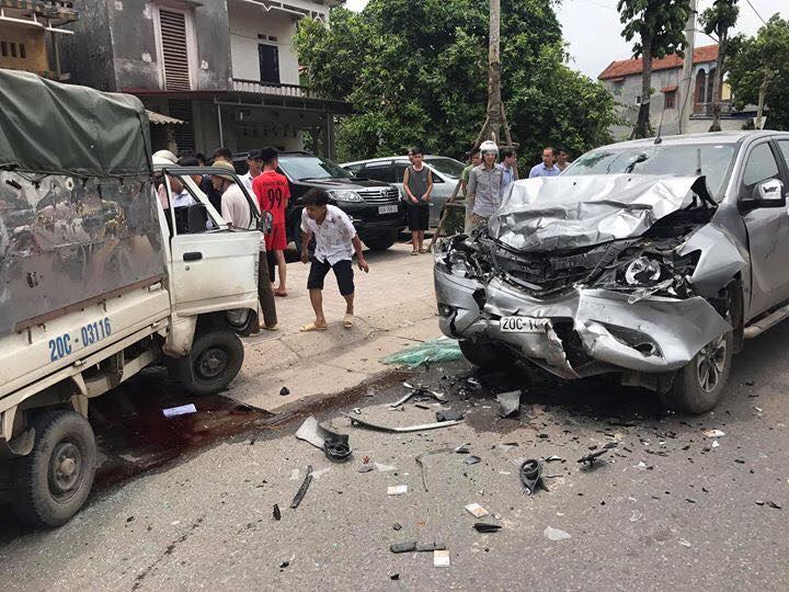 Tin nhanh - Video: 2 ô tô đấu đầu kinh hoàng, 1 người tử vong ở Thái Nguyên