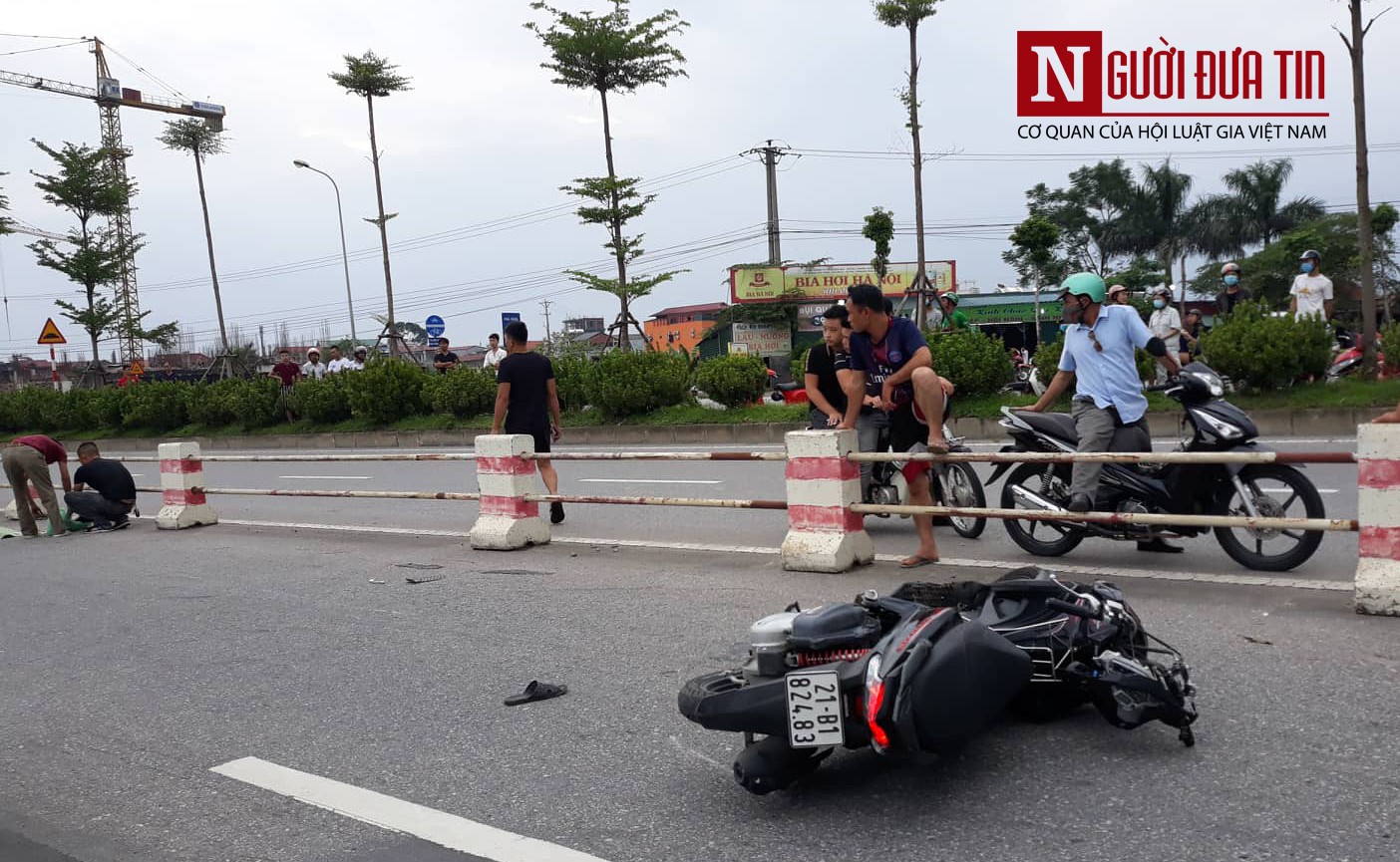 Tin nhanh - Hà Nội: Hai người thương vong nghi do đâm vào dải phân cách