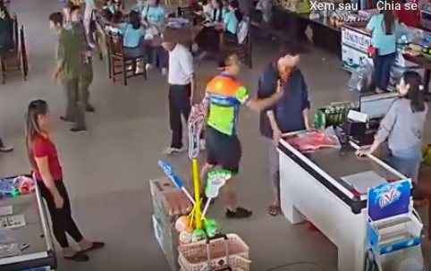 Tin nhanh - Xác minh người đàn ông tát nhân viên bán hàng khi con mua đồ không trả tiền