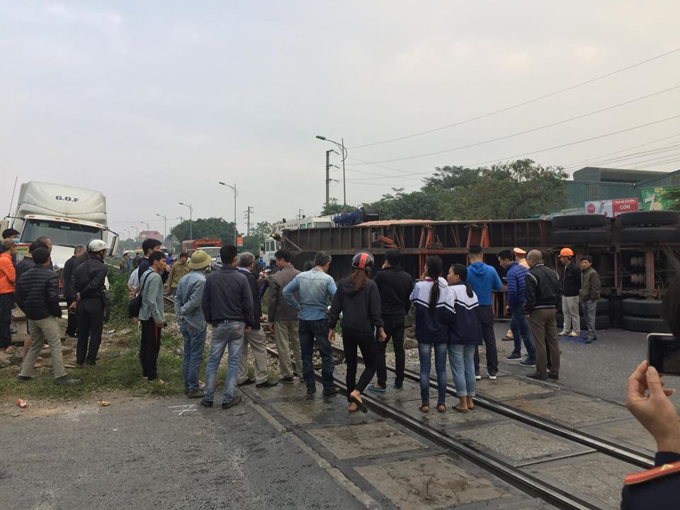 Tin nhanh - Container bị tàu hoả tông đứt đôi khi qua đường sắt ở Hà Nội