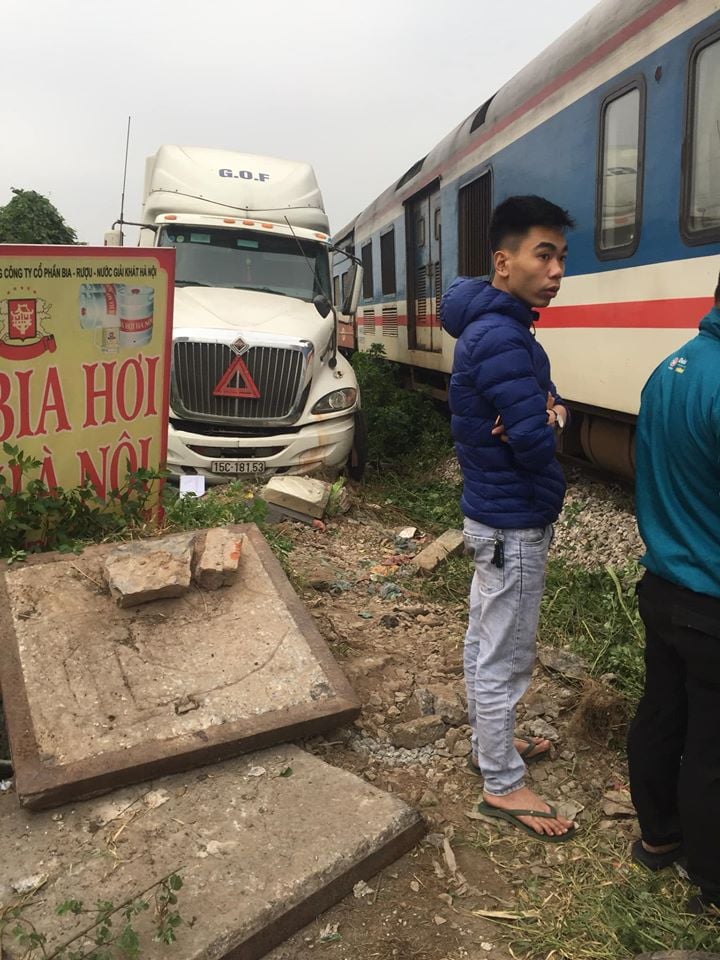 Tin nhanh - Container bị tàu hoả tông đứt đôi khi qua đường sắt ở Hà Nội (Hình 4).