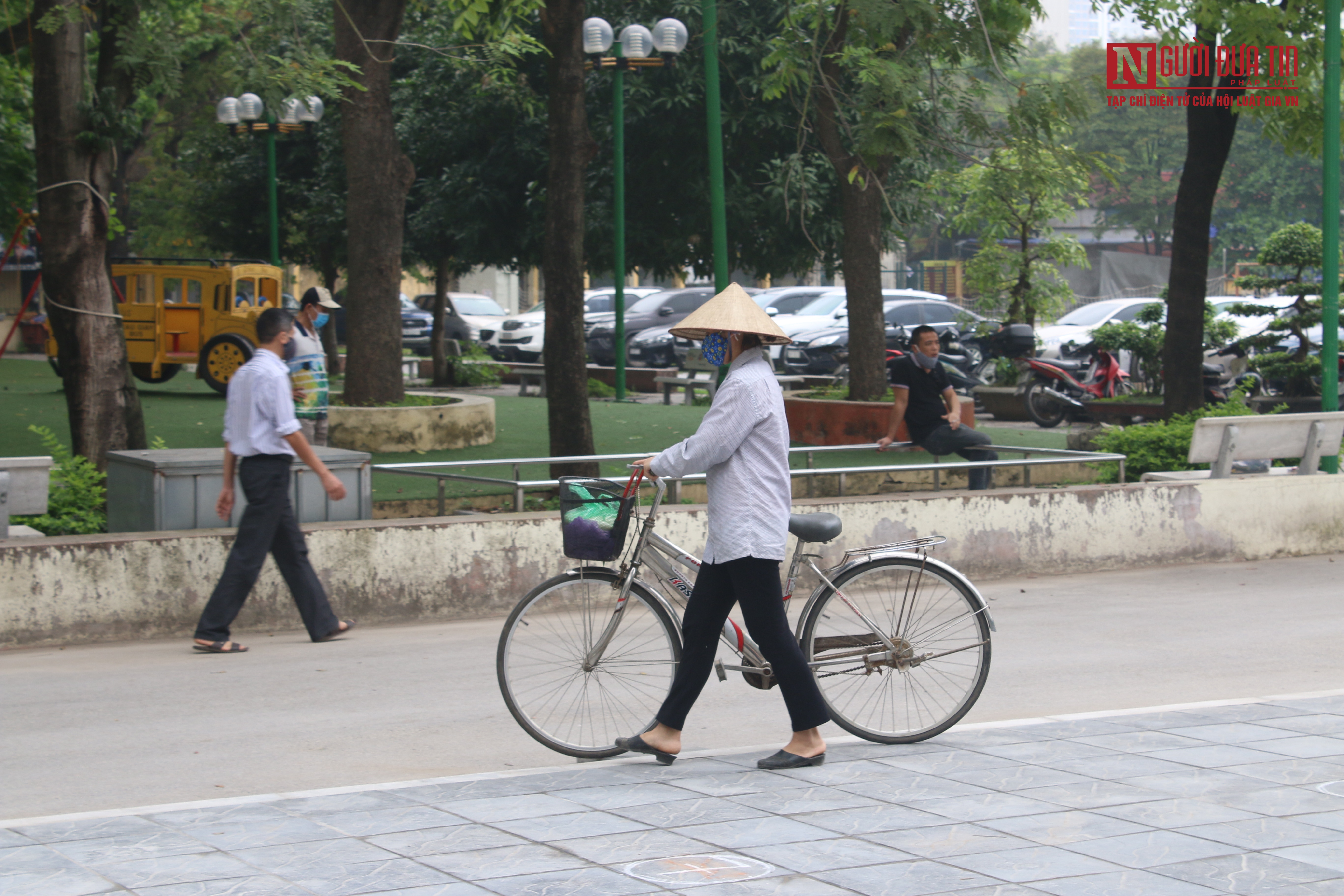 Tin nhanh - Người dân tại Hà Nội lần đầu tiên 'rút' gạo miễn phí từ máy 'ATM' (Hình 9).