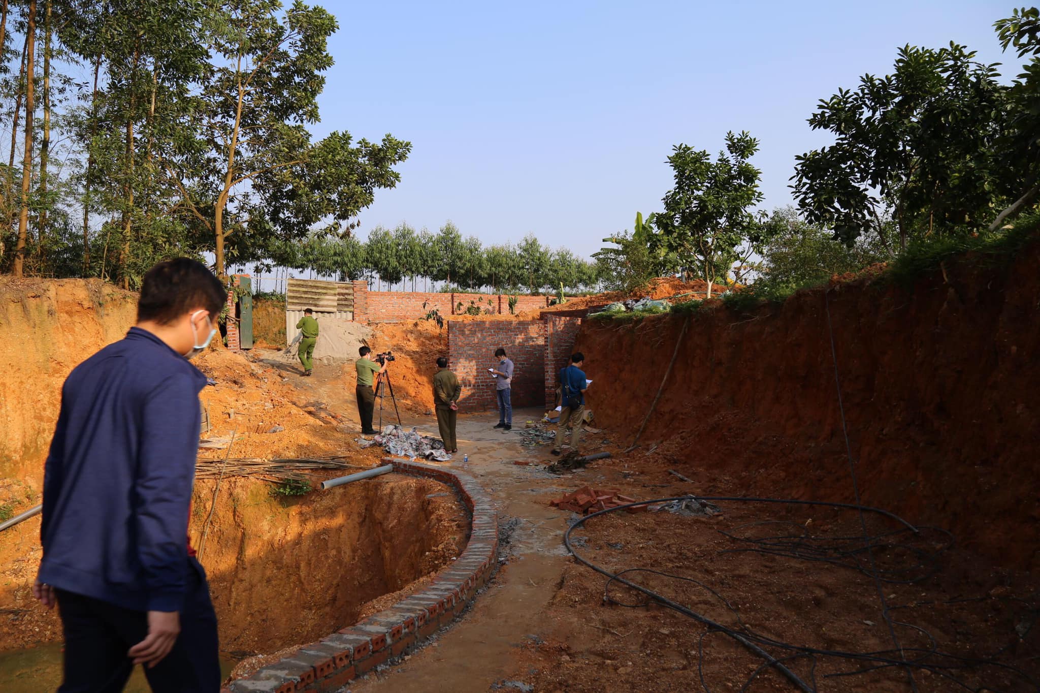 An ninh - Hình sự - Cận cảnh sới bạc trong 'căn hầm bí mật' thiết kế đặc biệt  giữa đồi vắng bị triệt phá ở Vĩnh Phúc 