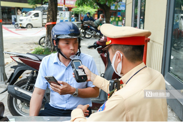 An ninh - Hình sự - Bị xử lý nồng độ cồn, tài xế trình bày “mới đi sát khuẩn vòm họng” (Hình 2).