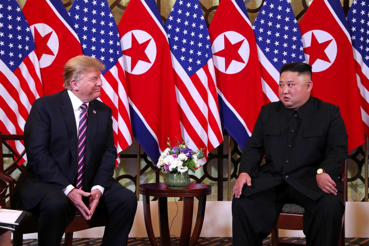 Thế giới - Chuyên gia ngôn ngữ cơ thể: Ông Trump và ông Kim có sự hòa hợp trong khoảnh khắc đầu tiên gặp nhau ở Hà Nội