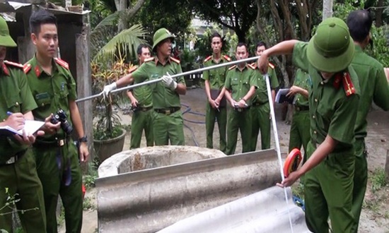 An ninh - Hình sự - Làm rõ nghi vấn người mẹ ném bé 2 tuổi xuống giếng tử vong