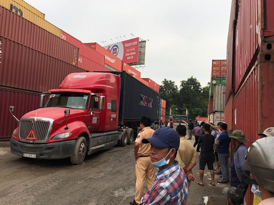 Tin nhanh - Tài xế container lùi xe khiến một người chết ở cảng Sài Gòn