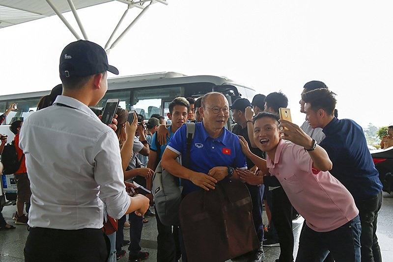 Thể thao - Hình ảnh ấn tượng của ĐT Việt Nam trên đường sang Malaysia chuẩn bị chung kết AFF Cup 2018