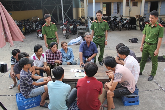 An ninh - Hình sự - Phá sòng bạc thuê con nghiện cầm kim tiêm cảnh giới