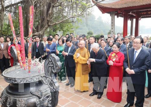 Chính trị - Tổng Bí thư, Chủ tịch nước Nguyễn Phú Trọng thả cá chép tiễn ông Táo (Hình 2).