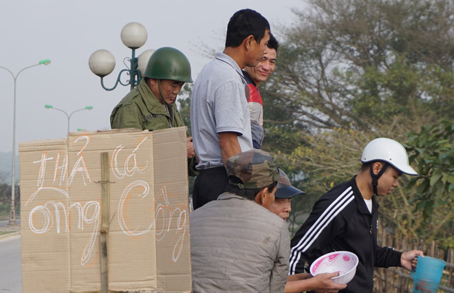 Tin nhanh - Dịch vụ cho thuê thuyền tiễn ông Công ông Táo