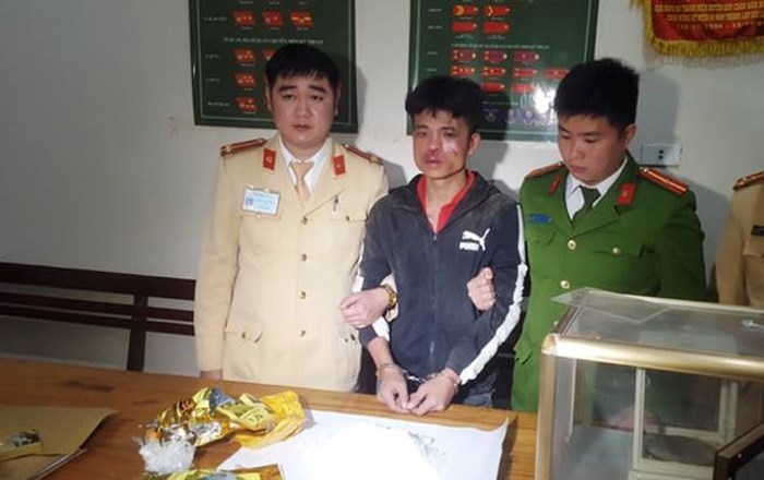 An ninh - Hình sự - Truy đuổi, bắt giữ đối tượng ôm 2kg ma túy đá bỏ chạy vào rừng