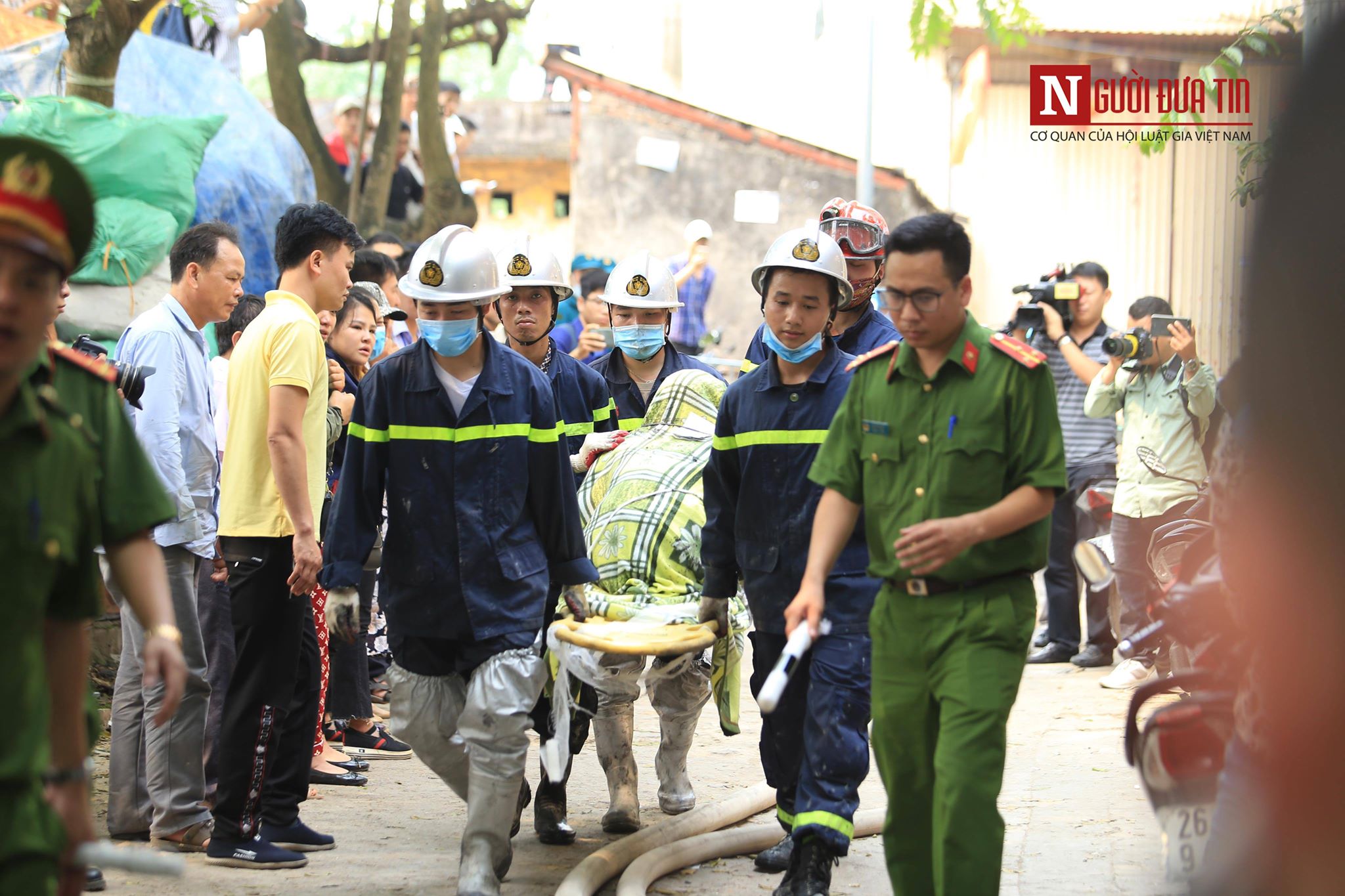 Tin nhanh - Xác định danh tính các nạn nhân vụ cháy nhà xưởng khiến 8 người tử vong