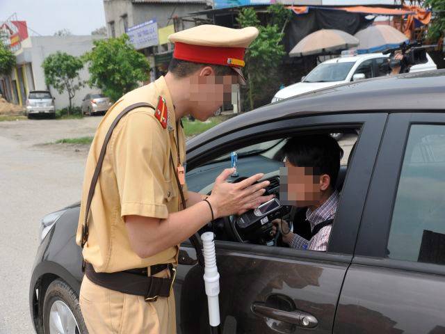 An ninh - Hình sự - CSGT có được đột xuất kiểm tra nồng độ cồn trên đường nhưng không lập chốt?