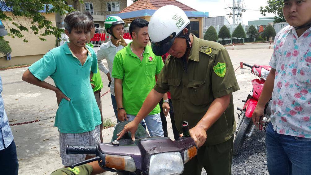 An ninh - Hình sự - Vây bắt 2 đối tượng tấn công cảnh sát hình sự bằng dao và hơi cay