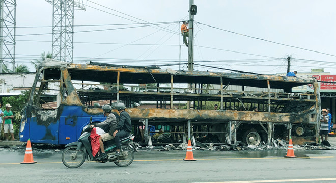 An ninh - Hình sự - Vụ cháy xe khách trong đêm ở Sóc Trăng: Bộ Công an vào cuộc, giám định mẫu dầu