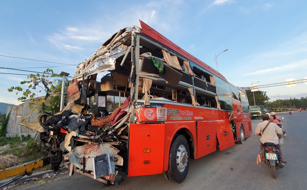 Tin nhanh - Hiện trường kinh hoàng vụ 2 xe khách tông nhau ở Khánh Hòa khiến hơn 40 người thương vong (Hình 3).