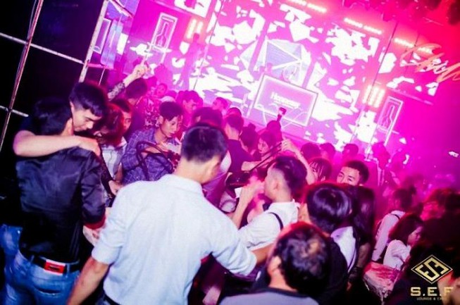 An ninh - Hình sự - Bắt quả tang hơn 100 dân chơi phê ma túy trong quán bar