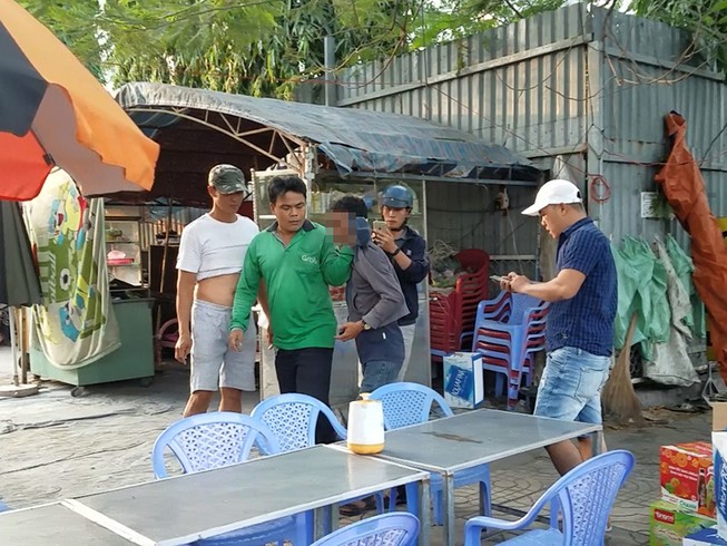 An ninh - Hình sự - Người đàn ông bị đánh bầm dập sau khi rút tờ 500 ngàn trả tiền nước