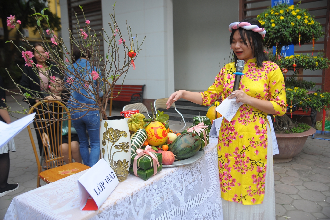 Giáo dục - Hoạt động trải nghiệm “Vui gói bánh chưng - Tưng bừng đón Tết” và tặng quà Tết cho học sinh có hoàn cảnh khó khăn (Hình 4).