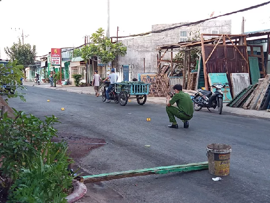 An ninh - Hình sự - An ninh hình sự 24h: Tìm tung tích nam giới đeo dây kim loại chết trôi trên biển; Lộ danh tính nhóm người truy đuổi, rạch mặt nữ công nhân vì mâu thuẫn