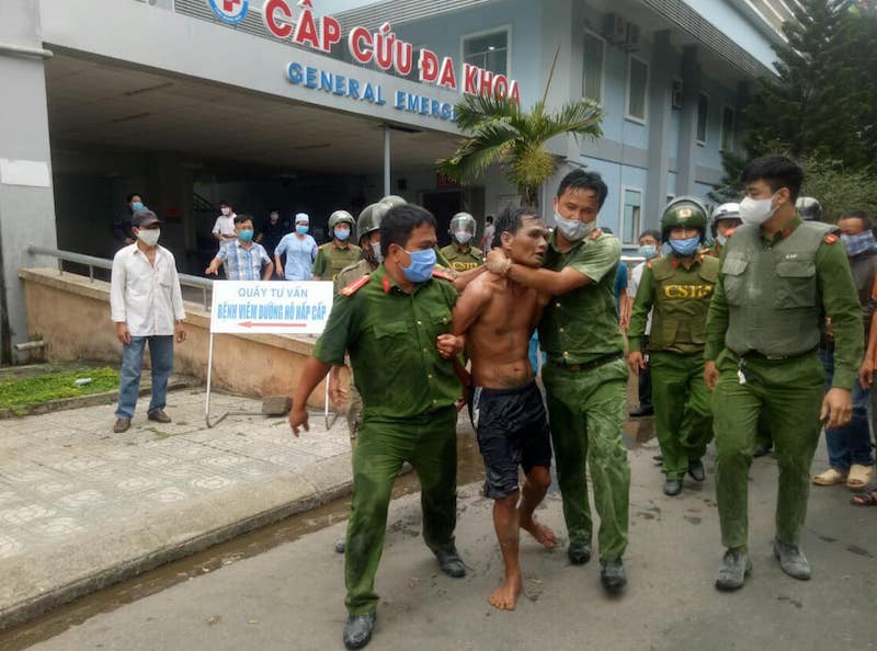 An ninh - Hình sự - Khống chế đối tượng tâm thần mang xăng  phóng hỏa BV Đa khoa Quảng Ngãi