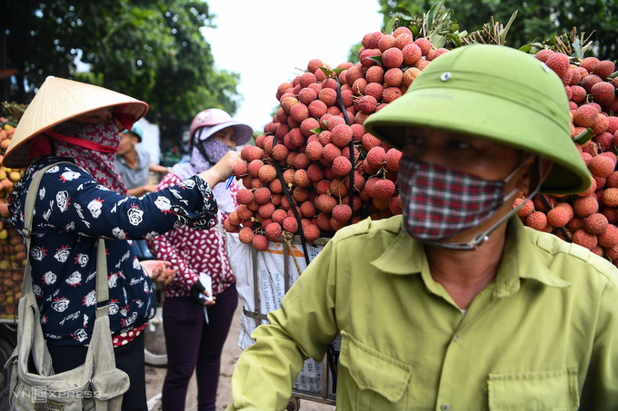 Tiêu dùng & Dư luận - Hỗ trợ tiêu thụ vải, nông sản ở Bắc Giang 