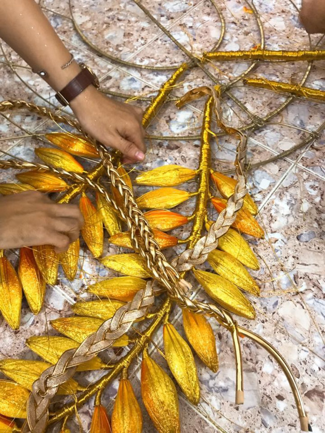 Sự kiện - Cận cảnh trang phục nặng hơn 20kg dự thi 'Hoa hậu Hoàn vũ Quý bà 2017' (Hình 5).