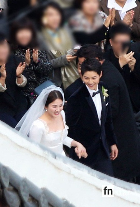 Ngôi sao - Đám cưới Song Hye Kyo - Song Joong Ki: Phát sốt với nụ hôn ngọt ngào (Hình 9).