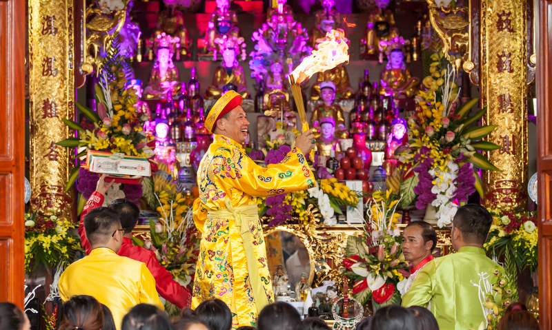 Văn hoá - Biến tướng nghi lễ hầu đồng: Biểu hiện thương mại hóa di sản cần bị phê phán (Hình 2).