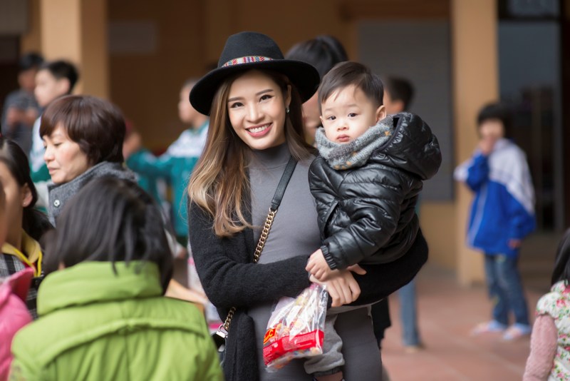 Phan Hoàng Thu cho hay: “Mỗi năm, tôi có vài chuyến thiện nguyện nhỏ như thế này để sẻ chia phần nào sự khó khăn, thiếu thốn với những mảnh đời kém may mắn