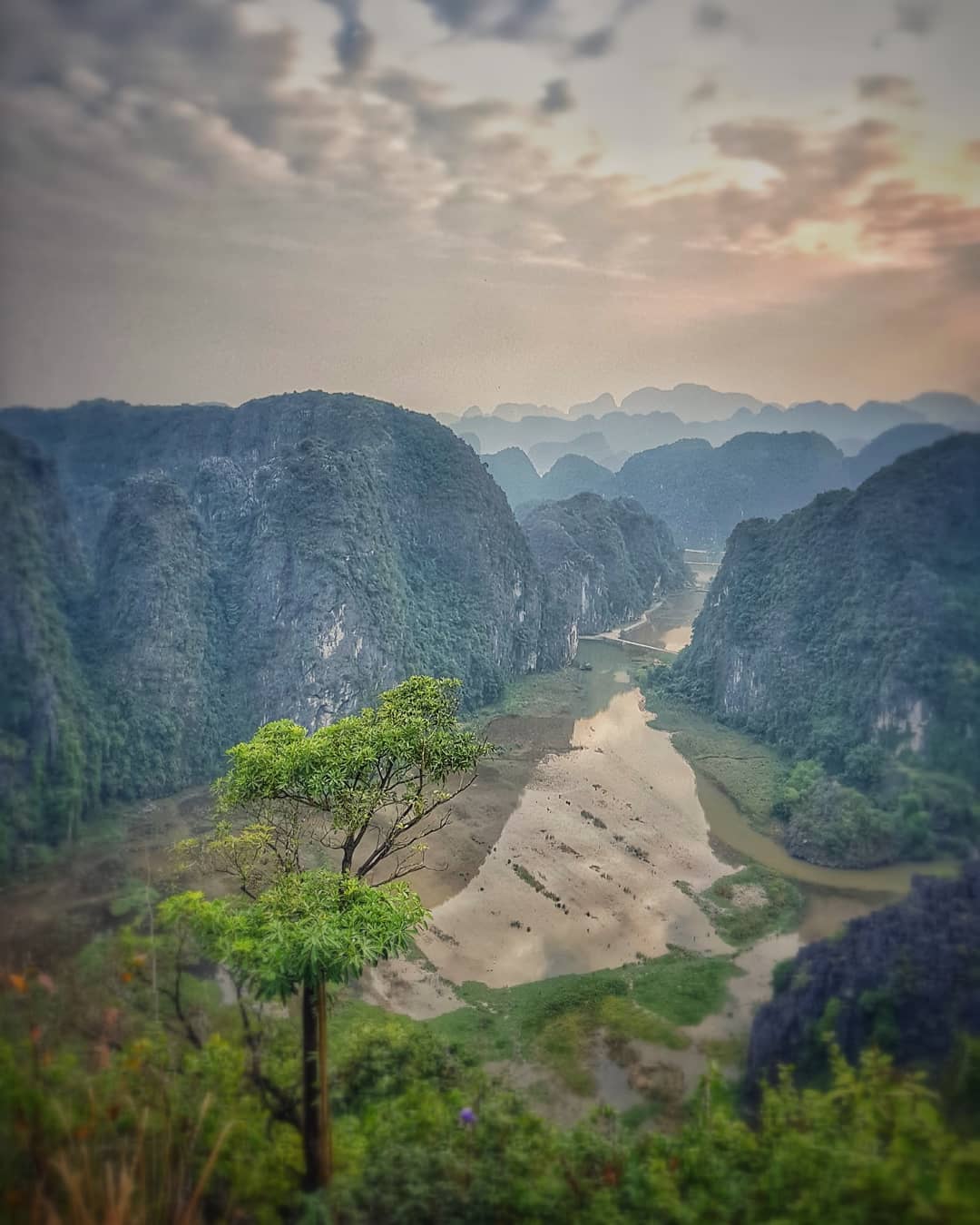 Nằm tại trung tâm của khu du lịch là một hồ nhân tạo lớn, hai bên là những hàng cây xanh um rợp bóng mát tạo một không gian vô cùng thoáng đãng và có tầm nhìn bao quát ngọn núi linh thiêng. Trên đỉnh núi được đặt một tượng Quan Thế Âm Bồ Tát hướng mắt xuống vùng đất cố đô xưa.
