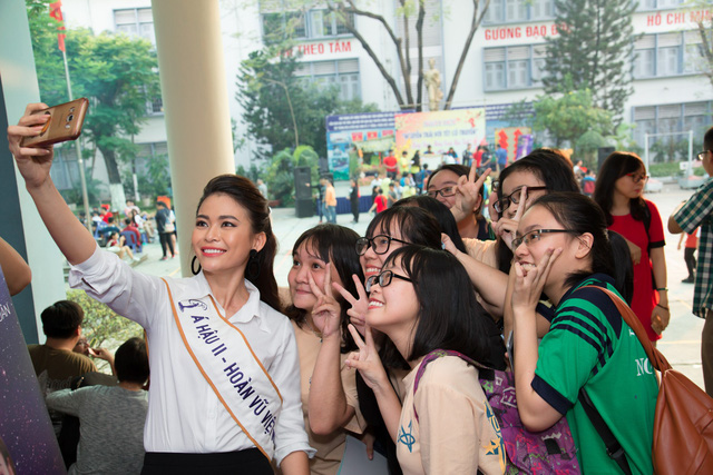 Sự nhiệt tình của các học sinh ở đây khiến Á hậu Mâu Thủy vô cùng cảm động và Á hậu đã tranh thủ nán lại để chụp ảnh lưu niệm cùng mọi người.