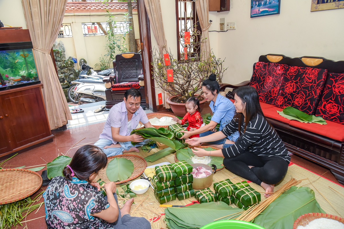 Ngôi sao - Gia đình Á hậu Trịnh Kim Chi quây quần gói bánh chưng đón Tết